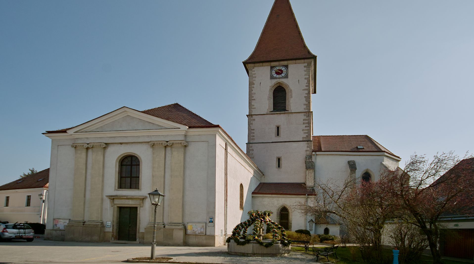 <strong>Frontansicht der Kirche</strong>